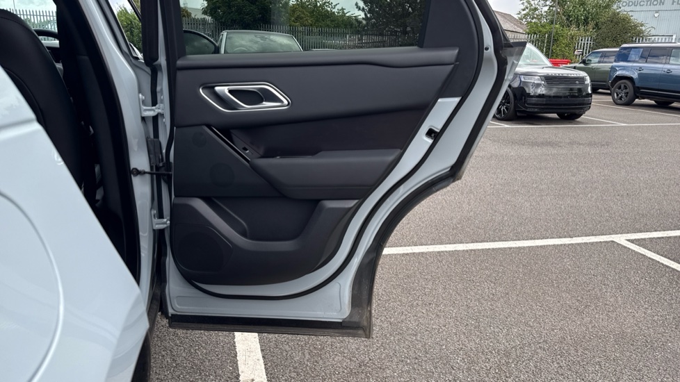 Land Rover Range Rover Velar 2.0 D200 MHEV Dynamic SE 5dr Auto Diesel Estate - Image 34