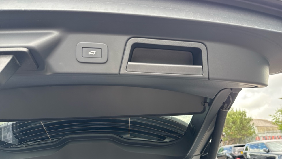 Land Rover Range Rover Velar 2.0 D200 MHEV Dynamic SE 5dr Auto Diesel Estate - Image 35