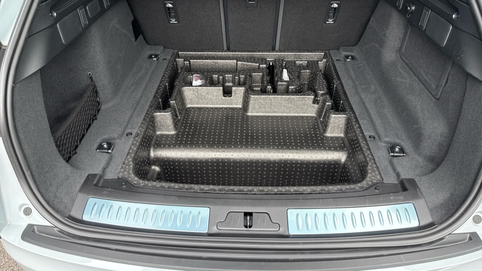Land Rover Range Rover Velar 2.0 D200 MHEV Dynamic SE 5dr Auto Diesel Estate - Image 36
