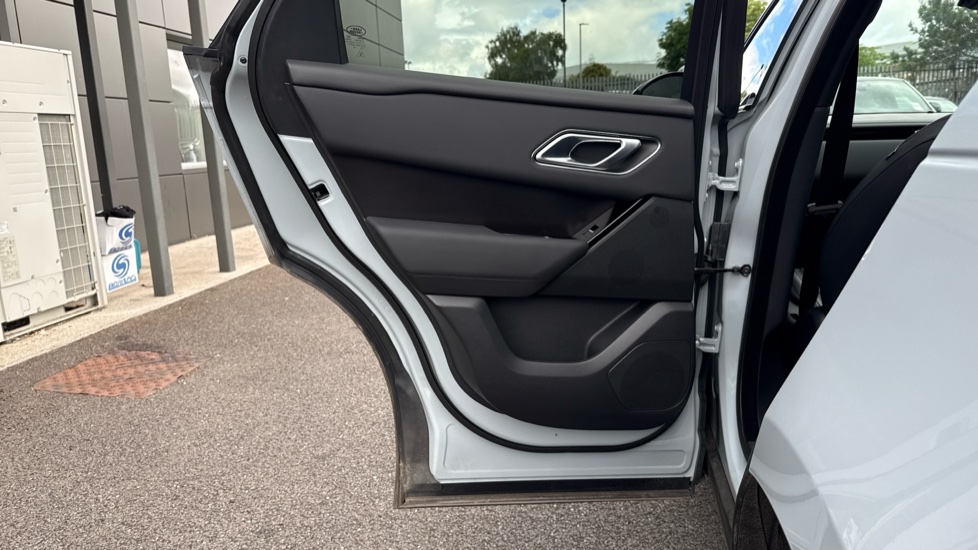 Land Rover Range Rover Velar 2.0 D200 MHEV Dynamic SE 5dr Auto Diesel Estate - Image 37