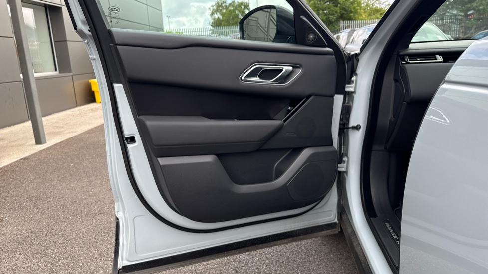 Land Rover Range Rover Velar 2.0 D200 MHEV Dynamic SE 5dr Auto Diesel Estate - Image 38
