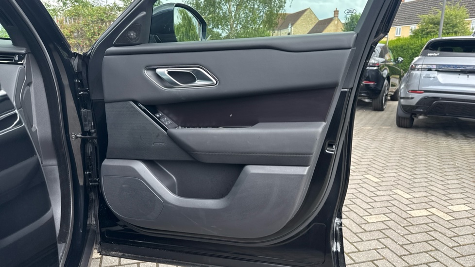 Land Rover Range Rover Velar 2.0 D200 MHEV Dynamic SE 5dr Auto Diesel Estate - Image 29