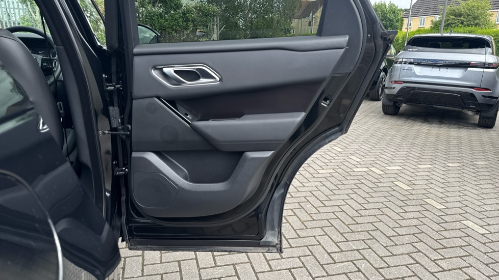 Land Rover Range Rover Velar 2.0 D200 MHEV Dynamic SE 5dr Auto Diesel Estate - Image 32
