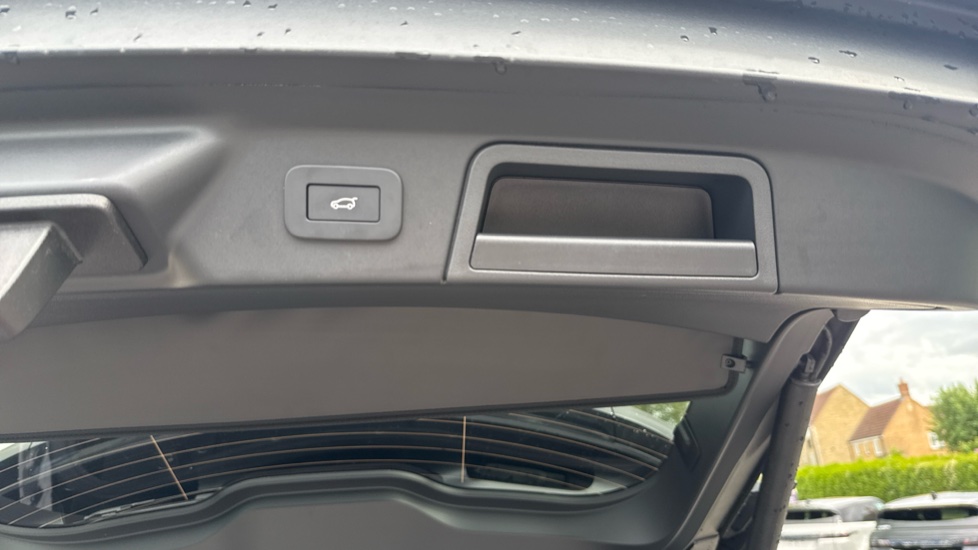 Land Rover Range Rover Velar 2.0 D200 MHEV Dynamic SE 5dr Auto Diesel Estate - Image 33