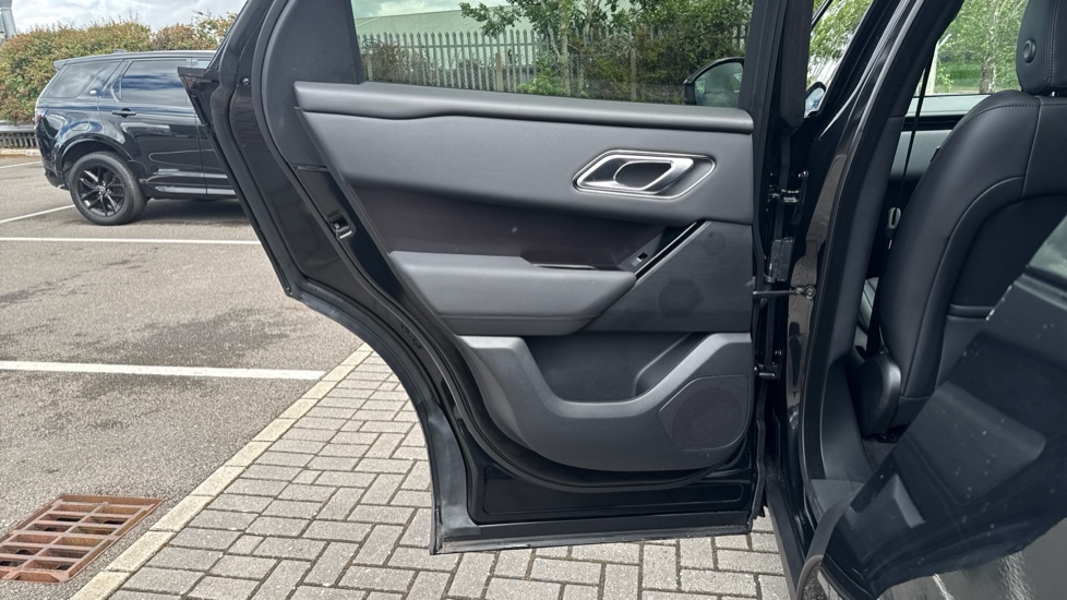 Land Rover Range Rover Velar 2.0 D200 MHEV Dynamic SE 5dr Auto Diesel Estate - Image 35