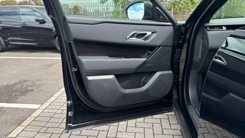 Land Rover Range Rover Velar 2.0 D200 MHEV Dynamic SE 5dr Auto Diesel Estate - Image 36