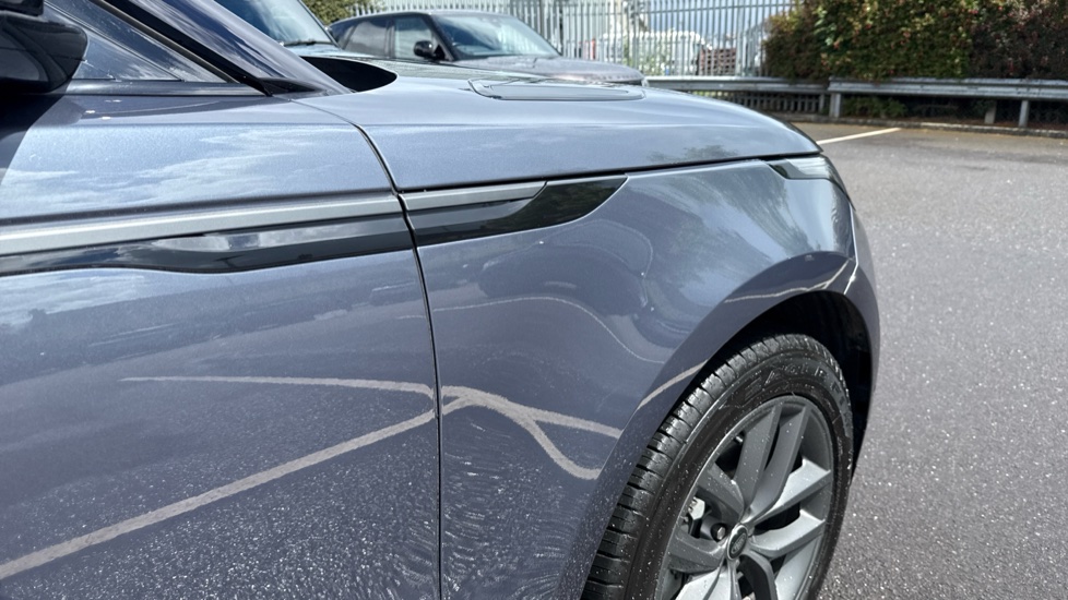 Land Rover Range Rover Velar 2.0 D200 MHEV Dynamic SE 5dr Auto Diesel Estate - Image 24