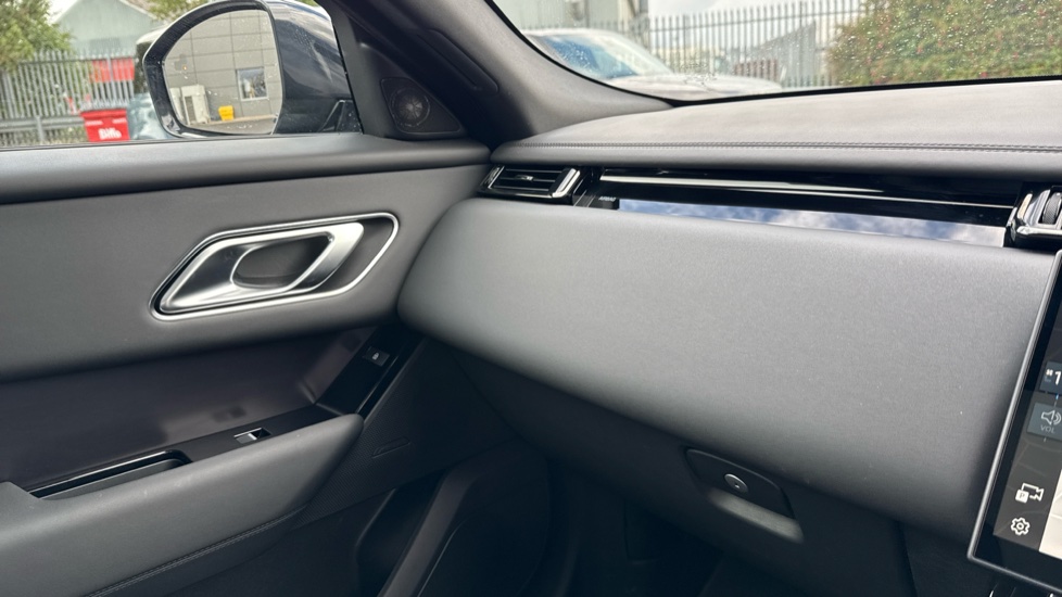 Land Rover Range Rover Velar 2.0 D200 MHEV Dynamic SE 5dr Auto Diesel Estate - Image 26