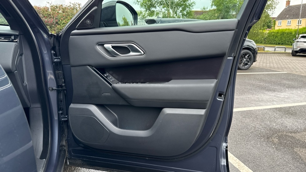 Land Rover Range Rover Velar 2.0 D200 MHEV Dynamic SE 5dr Auto Diesel Estate - Image 29