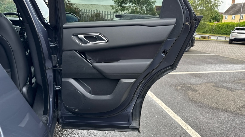 Land Rover Range Rover Velar 2.0 D200 MHEV Dynamic SE 5dr Auto Diesel Estate - Image 32