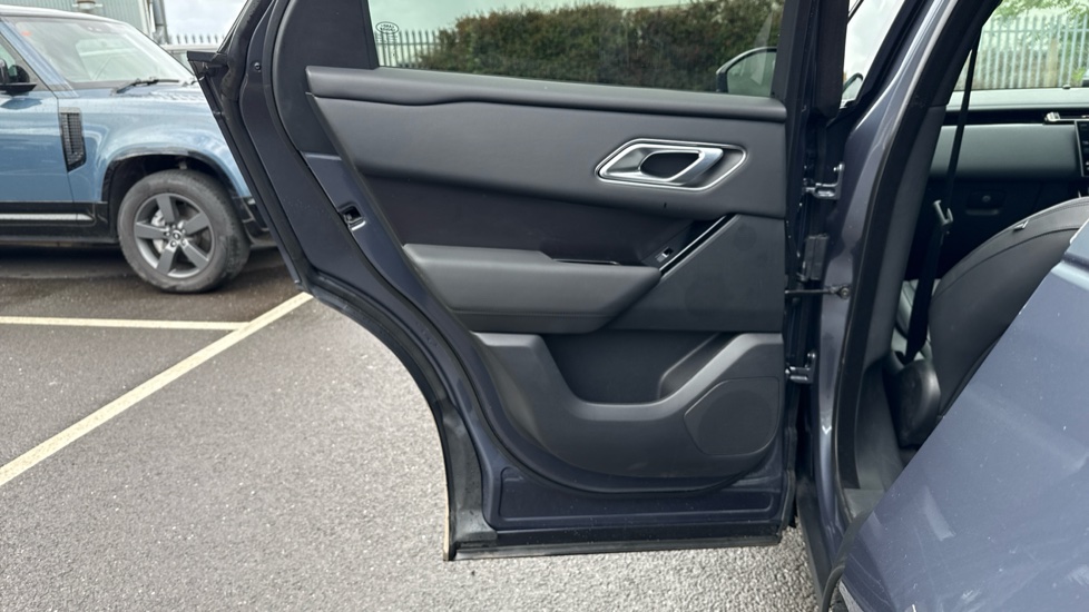 Land Rover Range Rover Velar 2.0 D200 MHEV Dynamic SE 5dr Auto Diesel Estate - Image 34