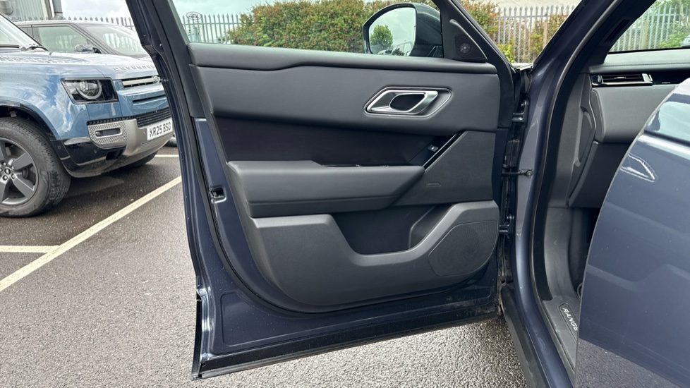 Land Rover Range Rover Velar 2.0 D200 MHEV Dynamic SE 5dr Auto Diesel Estate - Image 35