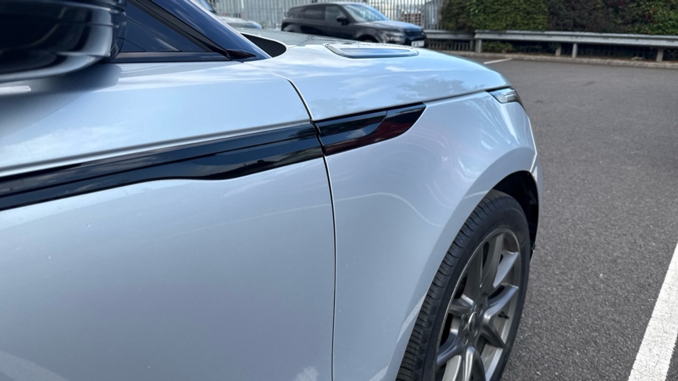 Land Rover Range Rover Velar 2.0 D200 MHEV Dynamic HSE 5dr Auto Diesel Estate - Image 24