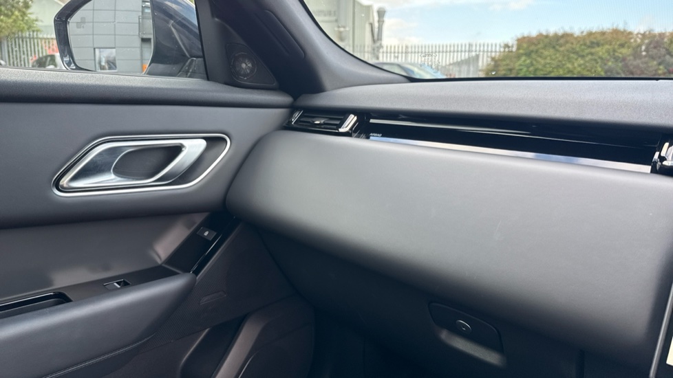 Land Rover Range Rover Velar 2.0 D200 MHEV Dynamic HSE 5dr Auto Diesel Estate - Image 26