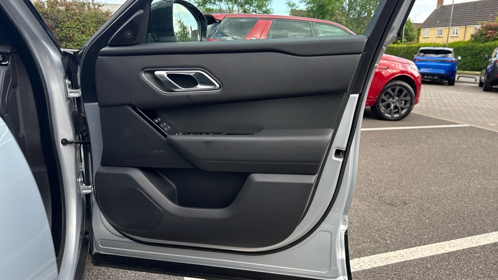 Land Rover Range Rover Velar 2.0 D200 MHEV Dynamic HSE 5dr Auto Diesel Estate - Image 29