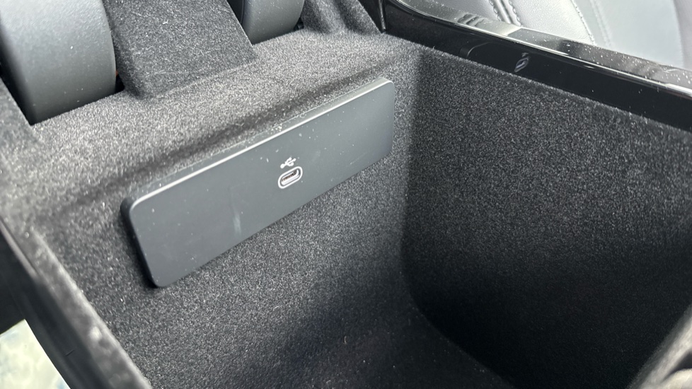 Land Rover Range Rover Velar 2.0 D200 MHEV Dynamic HSE 5dr Auto Diesel Estate - Image 32