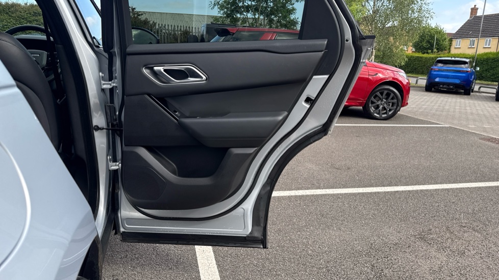 Land Rover Range Rover Velar 2.0 D200 MHEV Dynamic HSE 5dr Auto Diesel Estate - Image 34