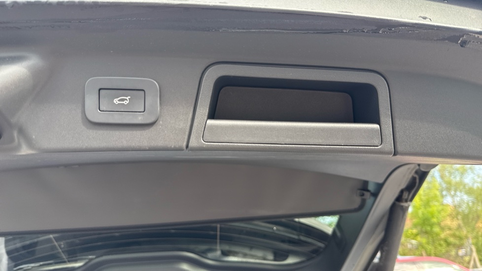 Land Rover Range Rover Velar 2.0 D200 MHEV Dynamic HSE 5dr Auto Diesel Estate - Image 35