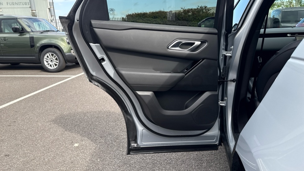 Land Rover Range Rover Velar 2.0 D200 MHEV Dynamic HSE 5dr Auto Diesel Estate - Image 36