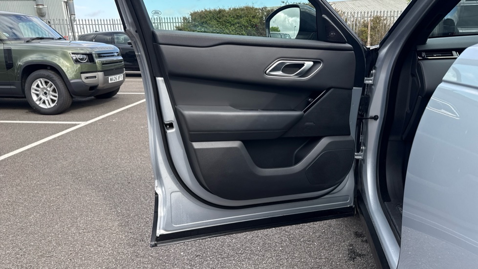 Land Rover Range Rover Velar 2.0 D200 MHEV Dynamic HSE 5dr Auto Diesel Estate - Image 37