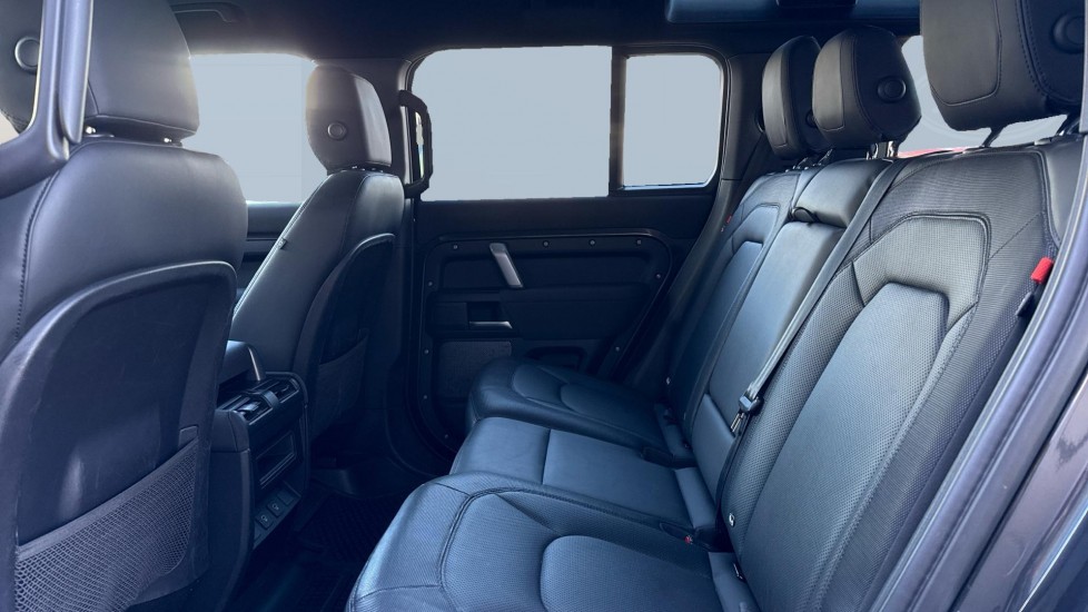 Land Rover Defender 2.0 P400e X-Dynamic S 110 5dr Auto Estate - Image 4