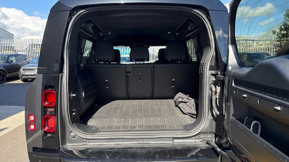 Land Rover Defender 2.0 P400e X-Dynamic S 110 5dr Auto Estate - Image 10