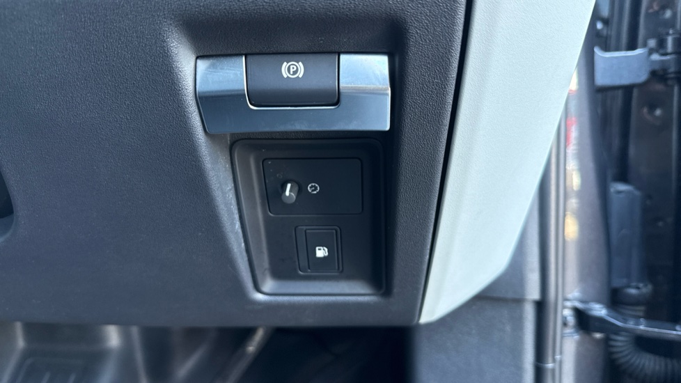 Land Rover Defender 2.0 P400e X-Dynamic S 110 5dr Auto Estate - Image 31