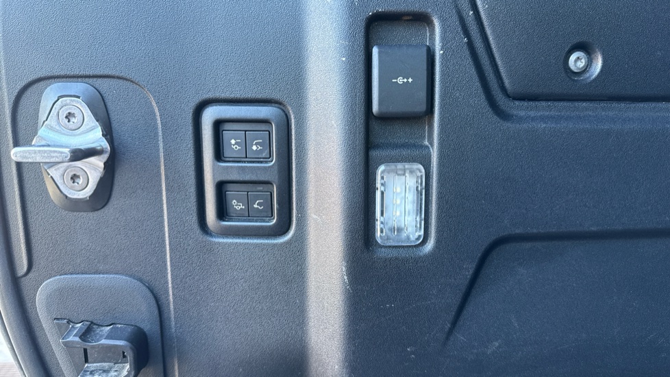 Land Rover Defender 2.0 P400e X-Dynamic S 110 5dr Auto Estate - Image 37