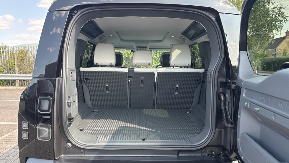 Land Rover Defender 3.0 D250 X-Dynamic HSE 110 5dr Auto Diesel Estate - Image 10
