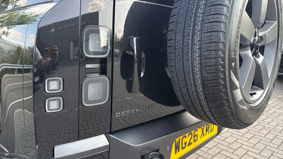 Land Rover Defender 3.0 D250 X-Dynamic HSE 110 5dr Auto Diesel Estate - Image 19