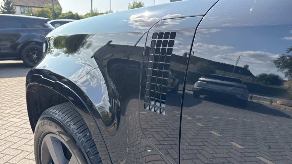 Land Rover Defender 3.0 D250 X-Dynamic HSE 110 5dr Auto Diesel Estate - Image 20