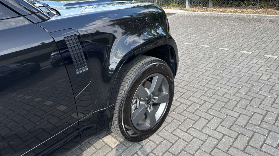 Land Rover Defender 3.0 D250 X-Dynamic HSE 110 5dr Auto Diesel Estate - Image 22