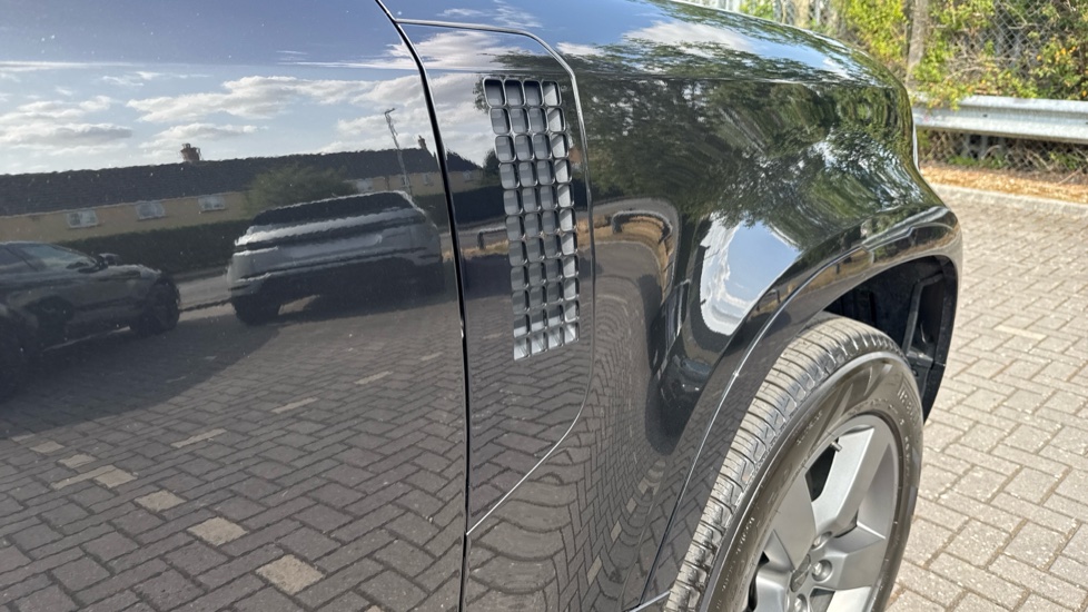 Land Rover Defender 3.0 D250 X-Dynamic HSE 110 5dr Auto Diesel Estate - Image 24