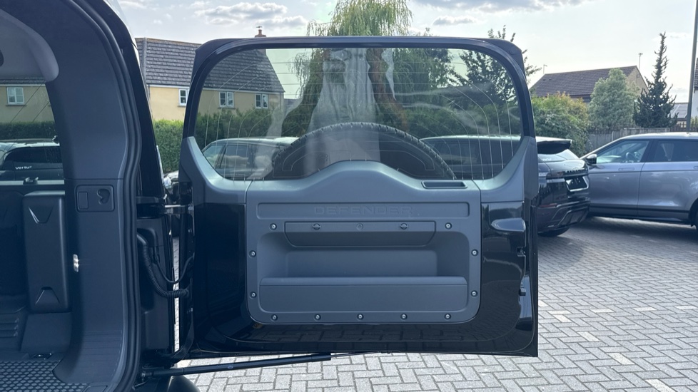 Land Rover Defender 3.0 D250 X-Dynamic HSE 110 5dr Auto Diesel Estate - Image 27