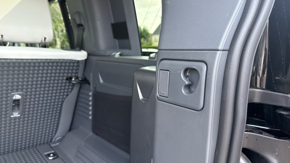 Land Rover Defender 3.0 D250 X-Dynamic HSE 110 5dr Auto Diesel Estate - Image 28