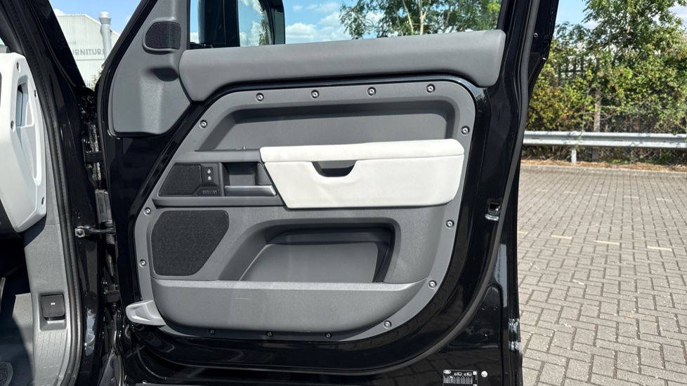 Land Rover Defender 3.0 D250 X-Dynamic HSE 110 5dr Auto Diesel Estate - Image 29