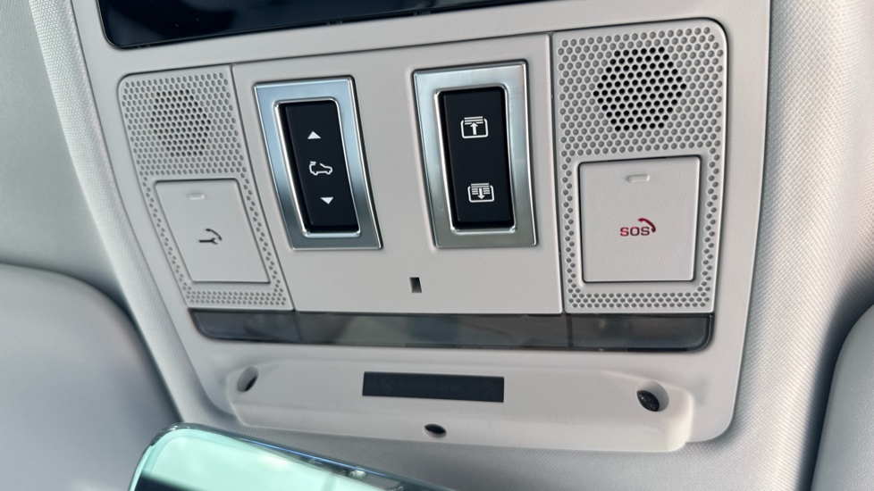 Land Rover Defender 3.0 D250 X-Dynamic HSE 110 5dr Auto Diesel Estate - Image 32