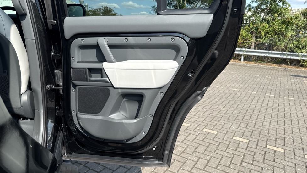 Land Rover Defender 3.0 D250 X-Dynamic HSE 110 5dr Auto Diesel Estate - Image 33