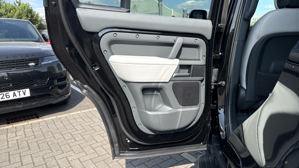 Land Rover Defender 3.0 D250 X-Dynamic HSE 110 5dr Auto Diesel Estate - Image 35