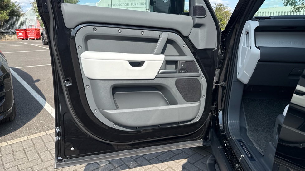 Land Rover Defender 3.0 D250 X-Dynamic HSE 110 5dr Auto Diesel Estate - Image 36