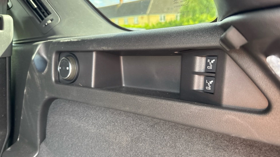 Land Rover Discovery Sport 2.0 D200 Landmark 5dr Auto [7 Seat] Diesel Station Wagon - Image 28