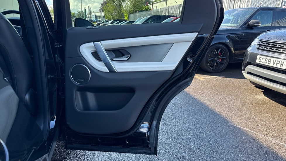 Land Rover Discovery Sport 2.0 D200 Landmark 5dr Auto [7 Seat] Diesel Station Wagon - Image 32