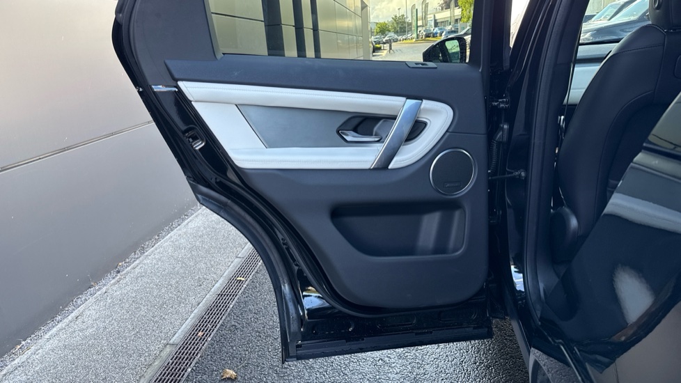 Land Rover Discovery Sport 2.0 D200 Landmark 5dr Auto [7 Seat] Diesel Station Wagon - Image 37