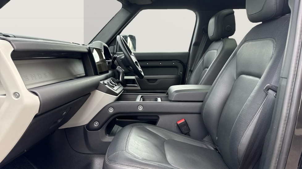 Land Rover Defender 3.0 D250 X-Dynamic HSE 110 5dr Auto Diesel Estate - Image 3
