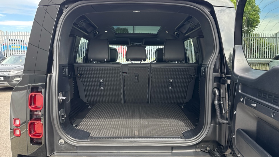 Land Rover Defender 3.0 D250 X-Dynamic HSE 110 5dr Auto Diesel Estate - Image 10
