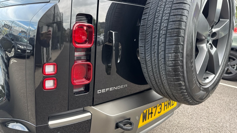 Land Rover Defender 3.0 D250 X-Dynamic HSE 110 5dr Auto Diesel Estate - Image 19