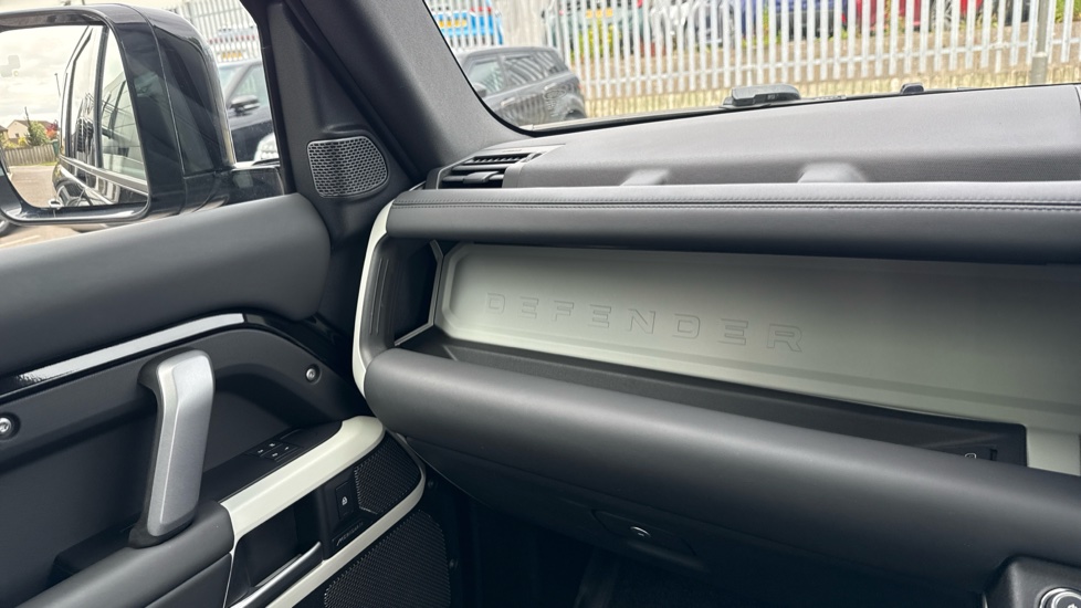 Land Rover Defender 3.0 D250 X-Dynamic HSE 110 5dr Auto Diesel Estate - Image 26