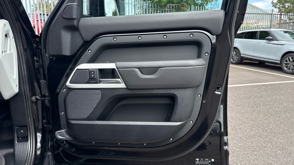 Land Rover Defender 3.0 D250 X-Dynamic HSE 110 5dr Auto Diesel Estate - Image 29