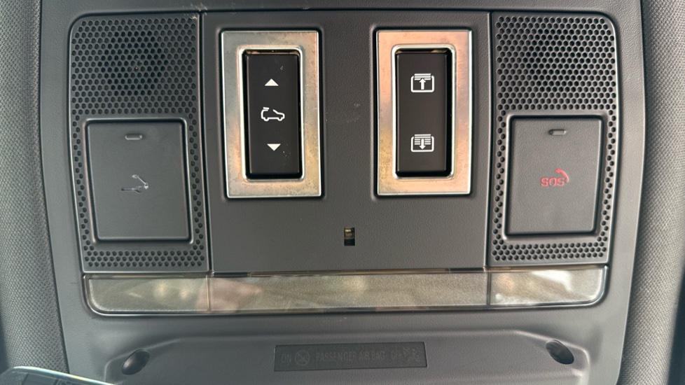 Land Rover Defender 3.0 D250 X-Dynamic HSE 110 5dr Auto Diesel Estate - Image 33