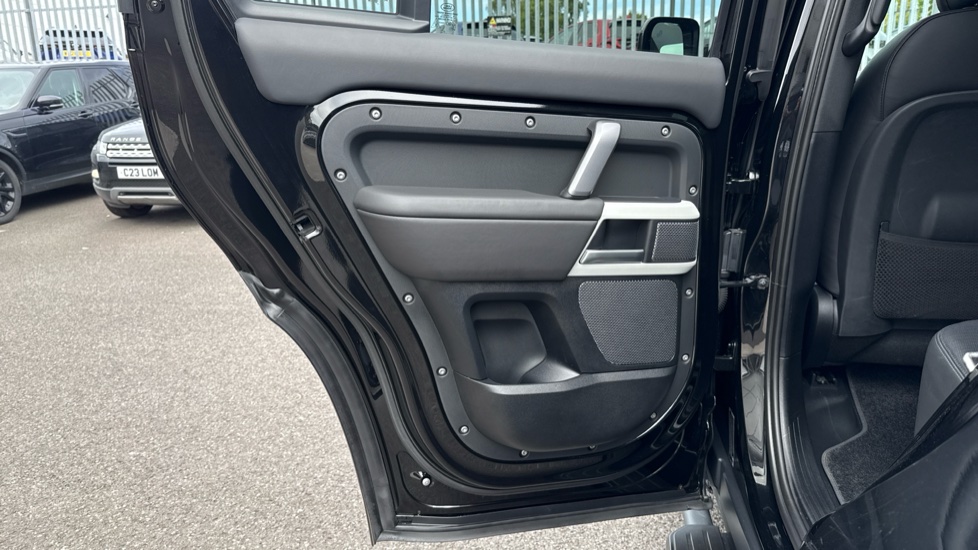 Land Rover Defender 3.0 D250 X-Dynamic HSE 110 5dr Auto Diesel Estate - Image 36
